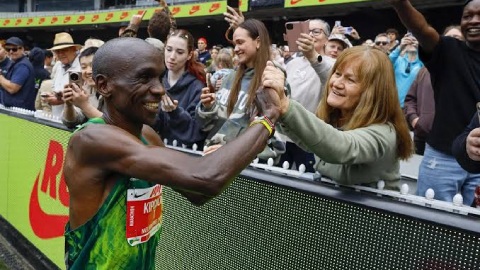 Huyền thoại Kipchoge trở lại sau 3 năm, lập kỷ lục marathon Melbourne ở tuổi 41